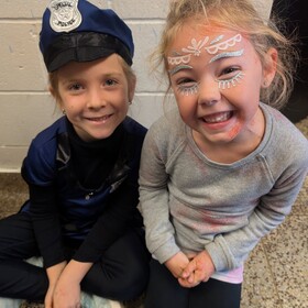 deux petites filles déguisées pour l'halloween
