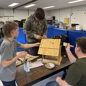 des élèves construisent des crèches en bois